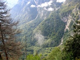 a pohled do propastí pod námi je varovný