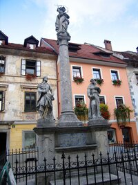 a mariánským sloupem