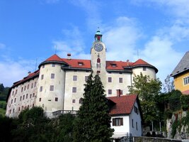 Je ráno posledního dne - pod hradem ve městě Idrija