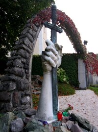 Před hřbitovem zaujme symbolika víry