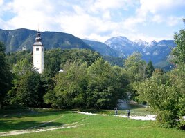 a kostelem sv.Jana Křtitele