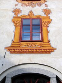 Okna hradu vypadají vesele