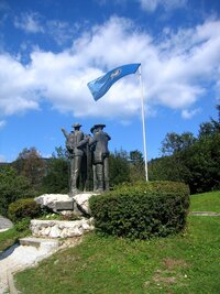 Je tu i pomník prvním dobyvatelům velehory Triglav