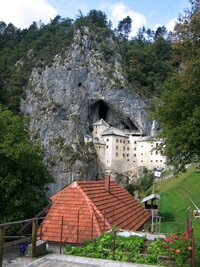 Nedaleko odtud je Predjamski hrad,