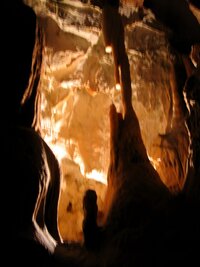 a podzemní síně připomínají slavnostní auly