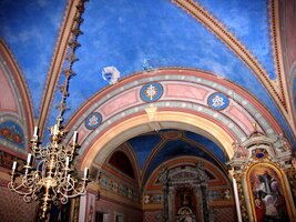 A tohle je interiér místního kostelíka sv.Antonína Paduánského