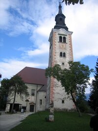 ke kostelu Nanebevzetí Panny Marie s románskou zvonicí