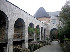 ambity vnitřního rozlehlého nádvoří