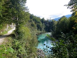 a Soča se zbarvuje do akvamarínu