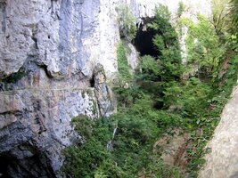 Raritou krápníkových jeskyní je podzemní kaňon řeky Reka