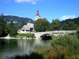 Tohle je městečko Ribčev Laz s mostem přes řeku Sava Bohinjka