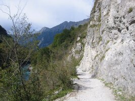 Tohle je cesta kolem vápencových stěn