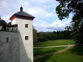 Je to romantický lovecký zámeček