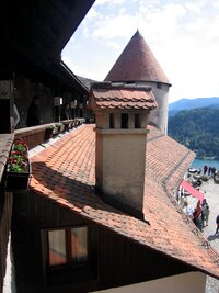 Z hradních ochozů je vidět hladina jezera,