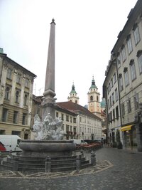 s pomníky, kašnami a historickými domy