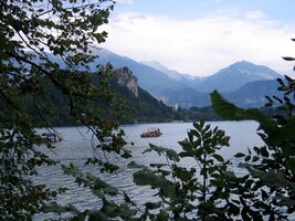 Odtud jsou báječné výhledy na jezero a další připlouvající loďky