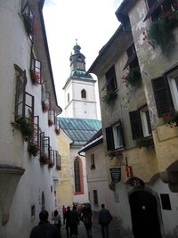 a průhledem úzkých uliček je vidět věž kostela