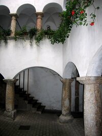 na nádvořích, připomínajících španělská patia