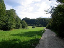 a vystupujeme nad městem Kobarid