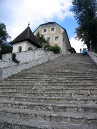 Od přístaviště se jde po vysokém schodišti (99 schodů!)