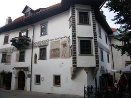 Fasády domů jsou plné sgrafit