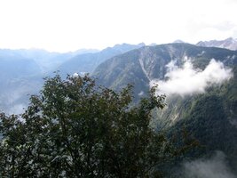 Šplháme se příkrou vápencovou stěnou hory Komarča