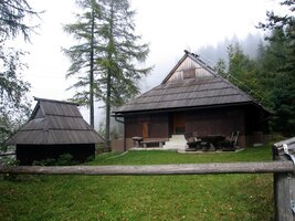 kolem stylových dřevěných salaší