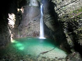 do skalní sluje k vodopádu Koznjak