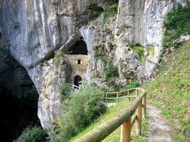 Tohle je vchod do hradních krasových jeskyní