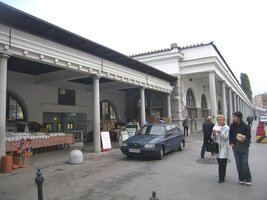 Nábřeží řeky Ljubljanica lemuje dlouhá a honosná Pečnikova tržnice s kolonádou