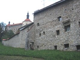 Pod hradem Laški grad jsou zbytky bývalého opevnění města