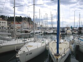 Přístaviště lodí se táhne podél dlouhé přímořské promenády