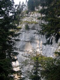 a vrstvenými bloky vápence