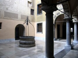 která má nádherná loubí ve svých nádvořích