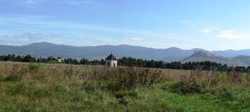 přes rozmáchlé polany