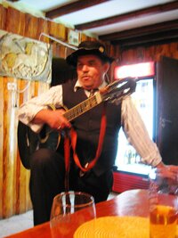 Dole v krčmě jsme narazili na Andrzeje, kosmopolitu a všeuměla