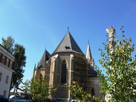 s pozdější gotickou dostavbou