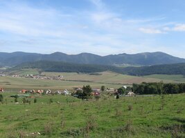 nad širokým údolím s mnoha vesničkami