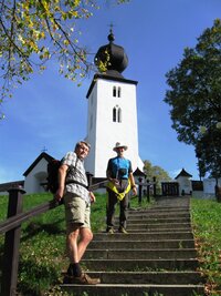 a my pod místním stylovým kostelíkem