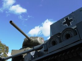 jen zbraně a jména zbytečně padlých...