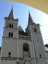 Uvnitř je románský kostel sv.Martina