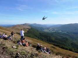 hory jsou jimi doslova nabity a vrtulník je všechny hlídá
