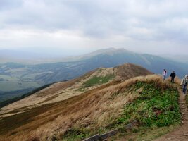 Modrý mlžný opar nad poloninou barvy Tizian