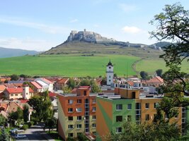 Městečko Spišské Podhradie se známým hradem v pozadí,