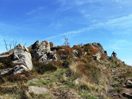 Skoro všechny vrcholky jsou zde skalnaté