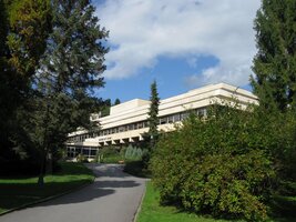 Ještě jsme sešli od moderních pavilonů ke kostelíku