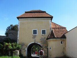 a dolní branou se odtud vychází do "světského" světa