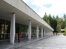 Naše kroky zněly liduprázdnou kolonádou