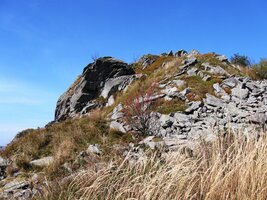 Hned nad rozestavěným srubem už nás vítají skály