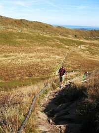 Sám voják Libor v rezavém poli při ústupu